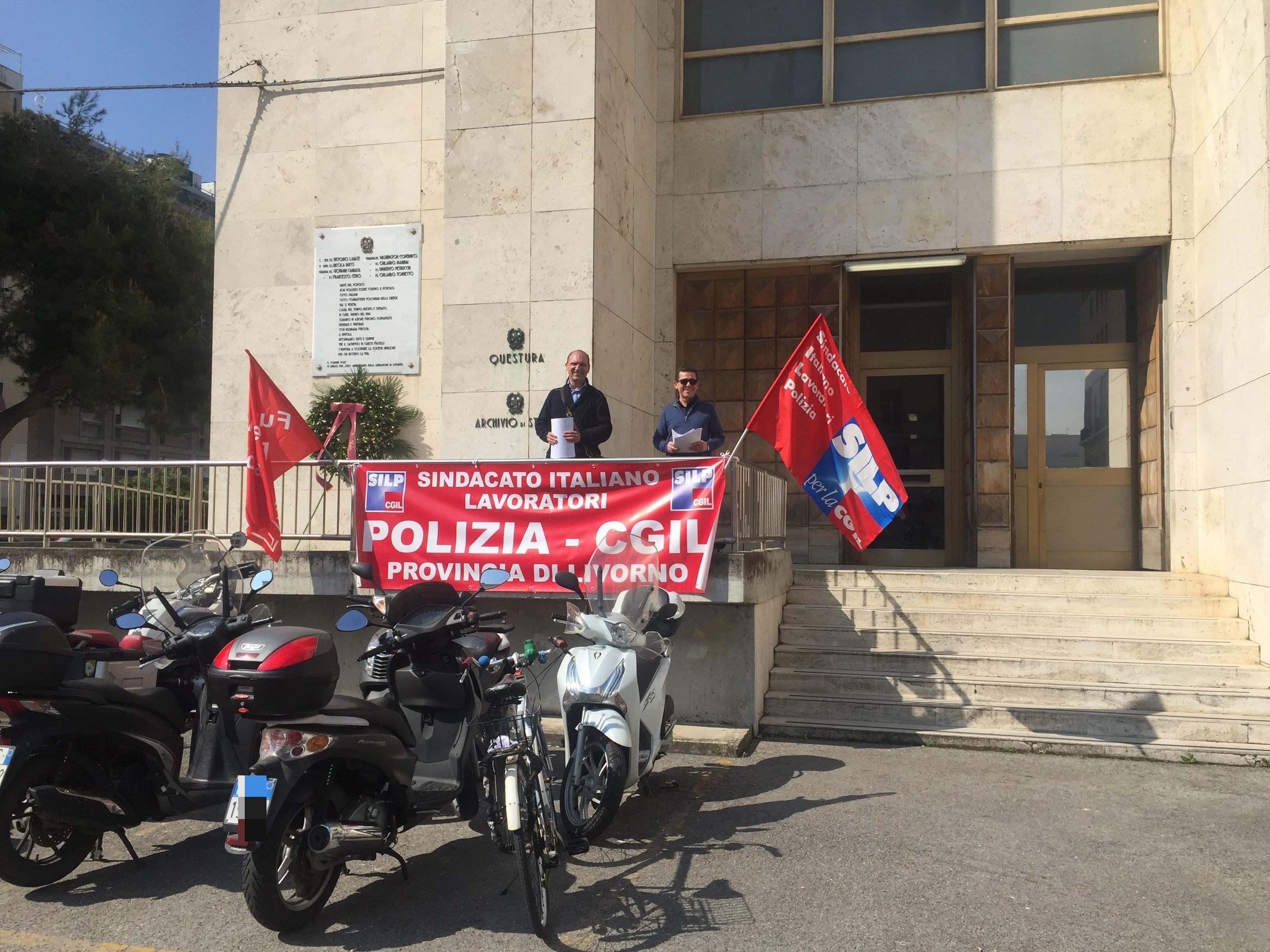 Un momento del volantinaggio davanti alla questura di Livorno
