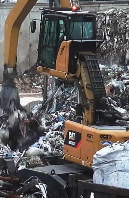 Il compattamento di rifiuti all’interno della Lonzi Metalli (foto d'archivio)