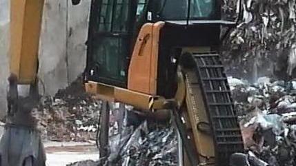Il compattamento di rifiuti all’interno della Lonzi Metalli (foto d'archivio)