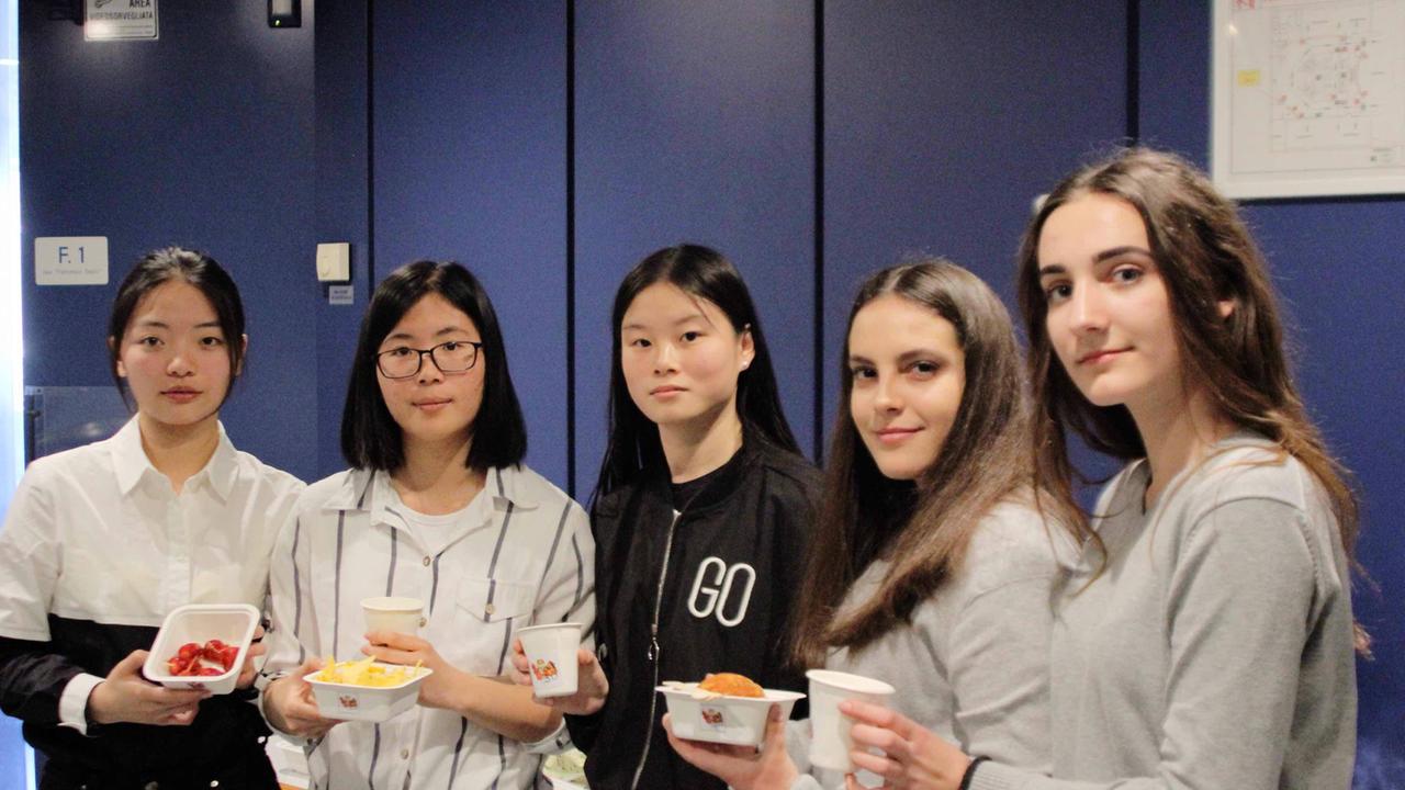 Gli studenti vincitori del concorso "Eye": da sinistra Linda Lin,Sofia Xue, Yan Hu, Alessia Borracchini, Anxhelina Lieshi (foto Batavia)