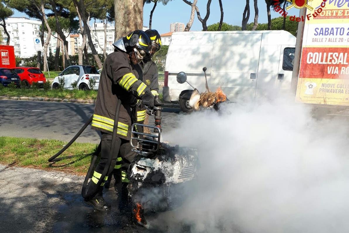 I vigili del fuoco mentre spengono la Vespa incendiata (foto vigili del fuoco di Livorno)