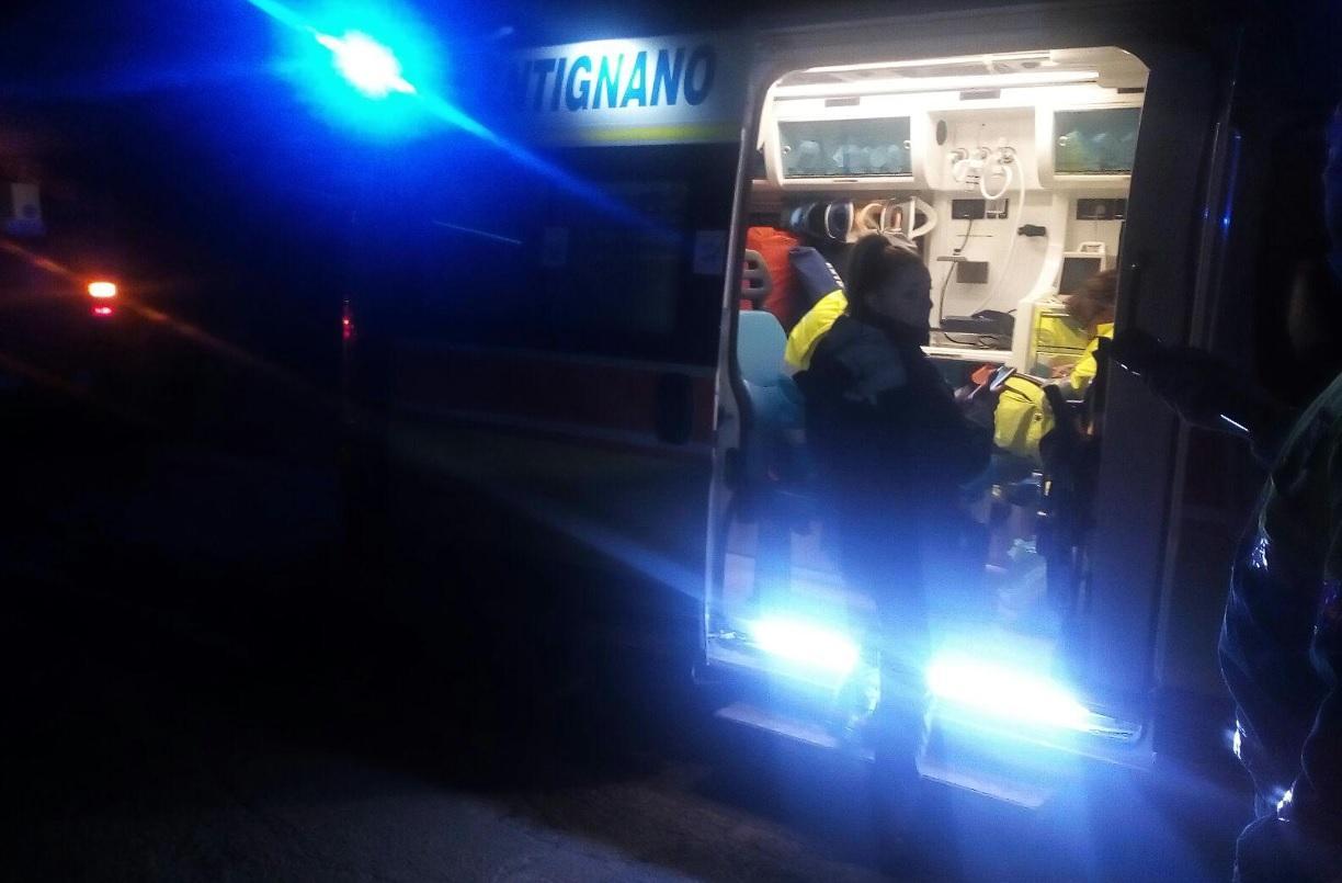 Alcuni volontari su un'ambulanza della Misericordia di Antignano (foto d'archivio)