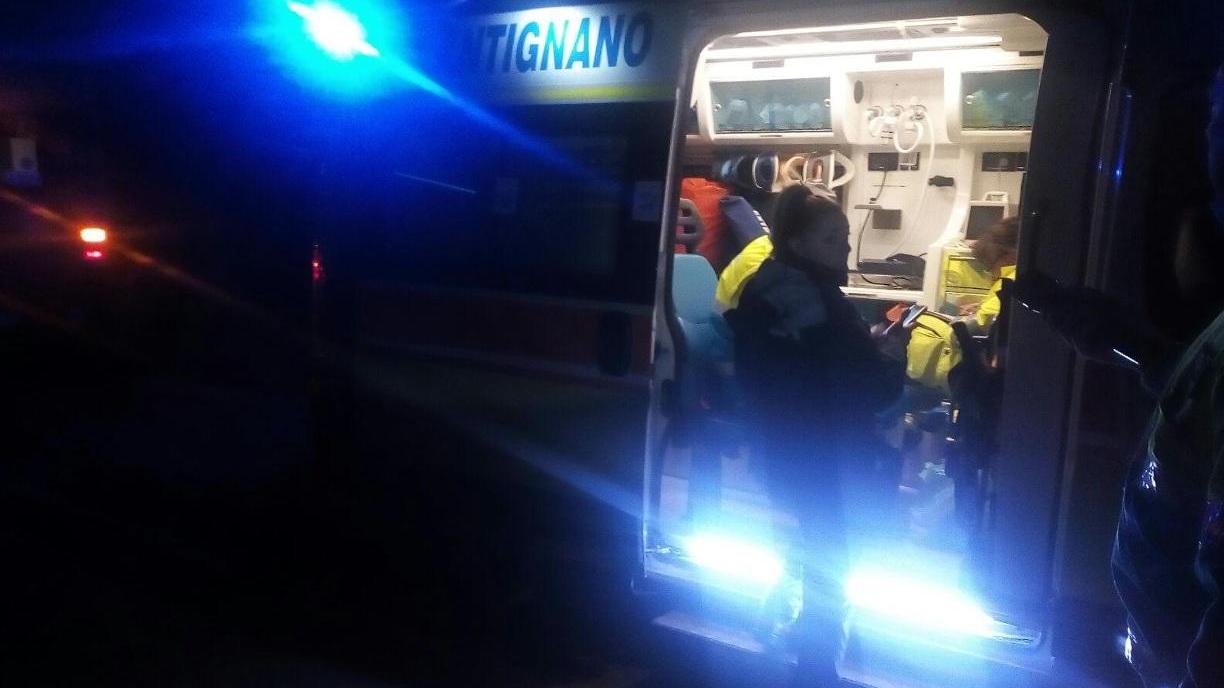 Alcuni volontari su un'ambulanza della Misericordia di Antignano (foto d'archivio)