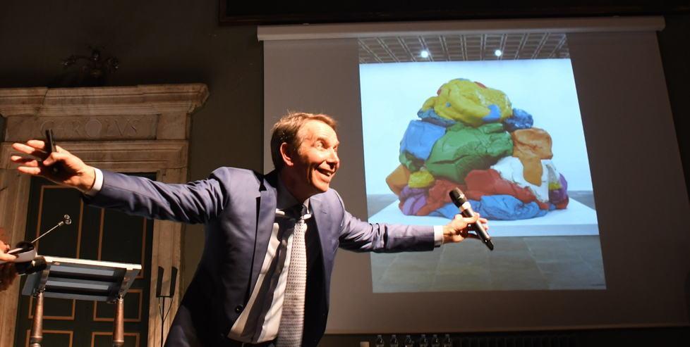 L’arte è un coniglietto rosa: Jeef Koons incanta Carrara