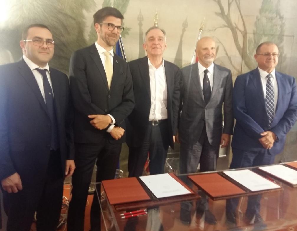 Da sinsitra Ringoli, Altmann, Rossi, Onorato e Giuiani alla firma dell'intesa nella sede della Regione