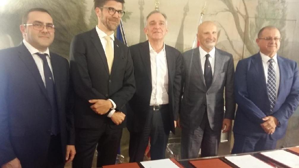 Da sinsitra Ringoli, Altmann, Rossi, Onorato e Giuiani alla firma dell'intesa nella sede della Regione