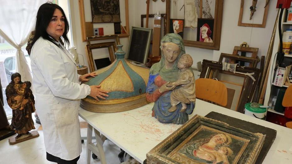 Nel laboratorio della restauratrice Notari: «Così le opere d’arte antiche tornano a vivere»