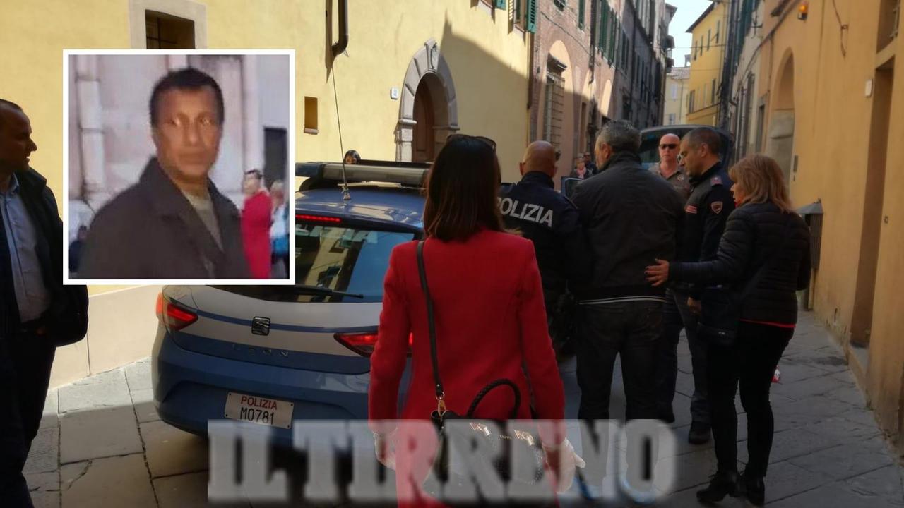 Il momento in cui un uomo viene portato via dalla polizia in via del Toro. Nel riquadro, la vittima