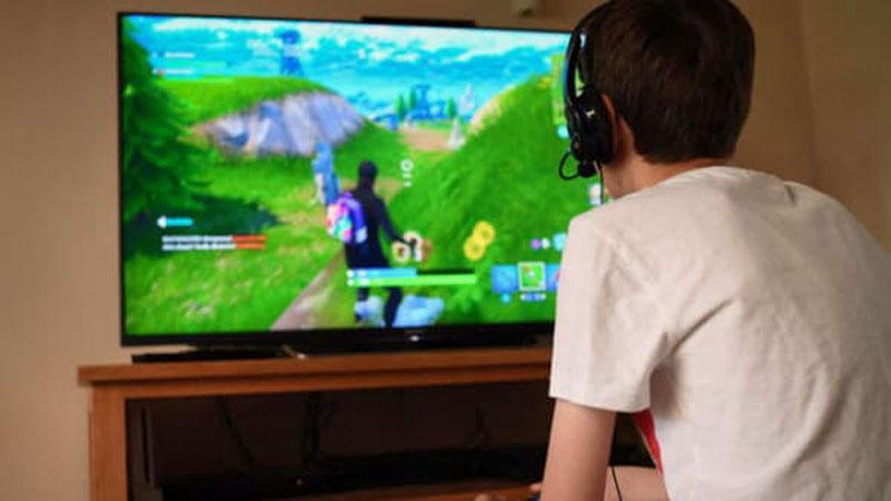 S’infuria giocando al videogame e assale la madre