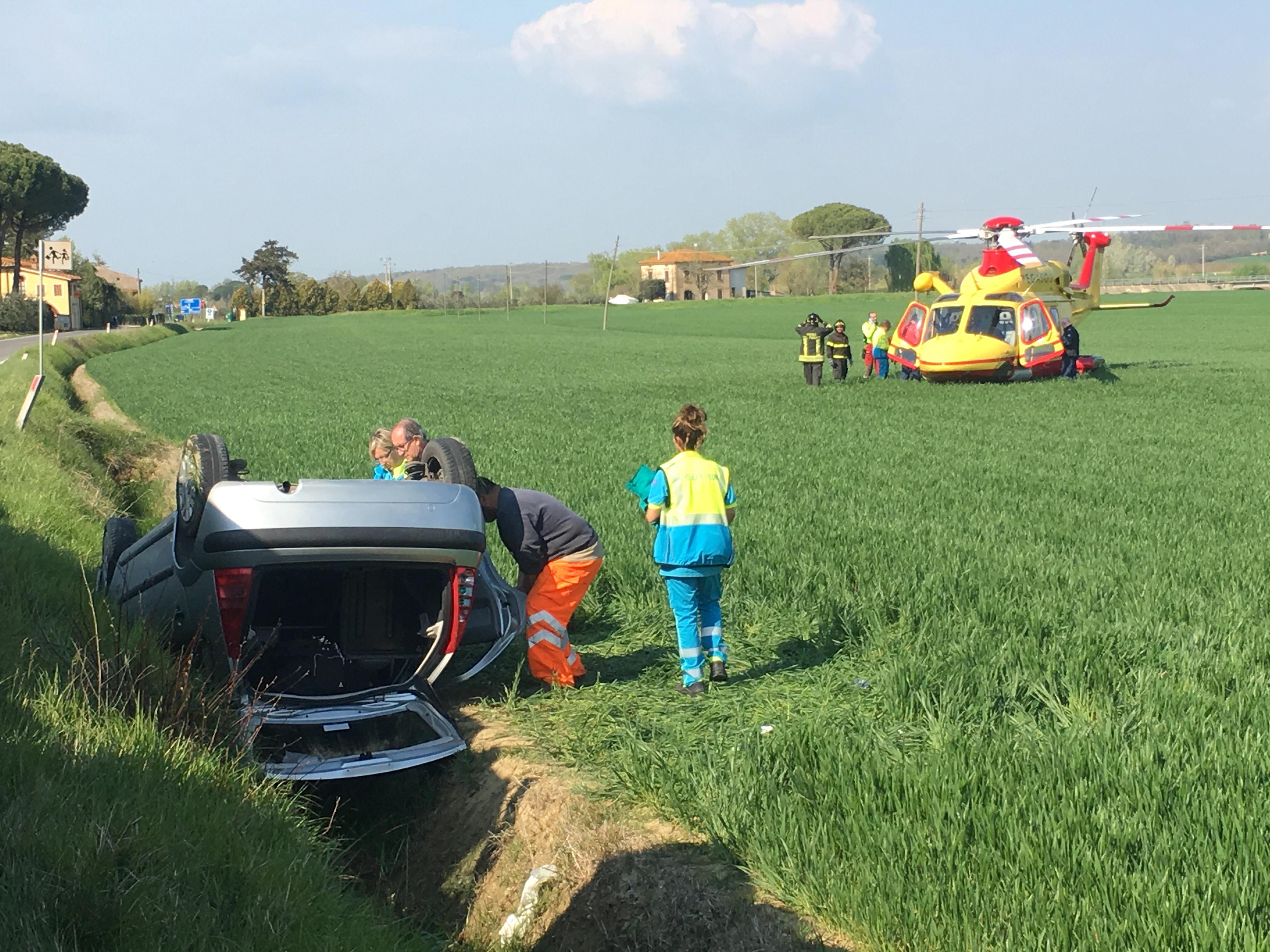 Perde il controllo dell'auto e si ribalta nei campi: grave 68enne