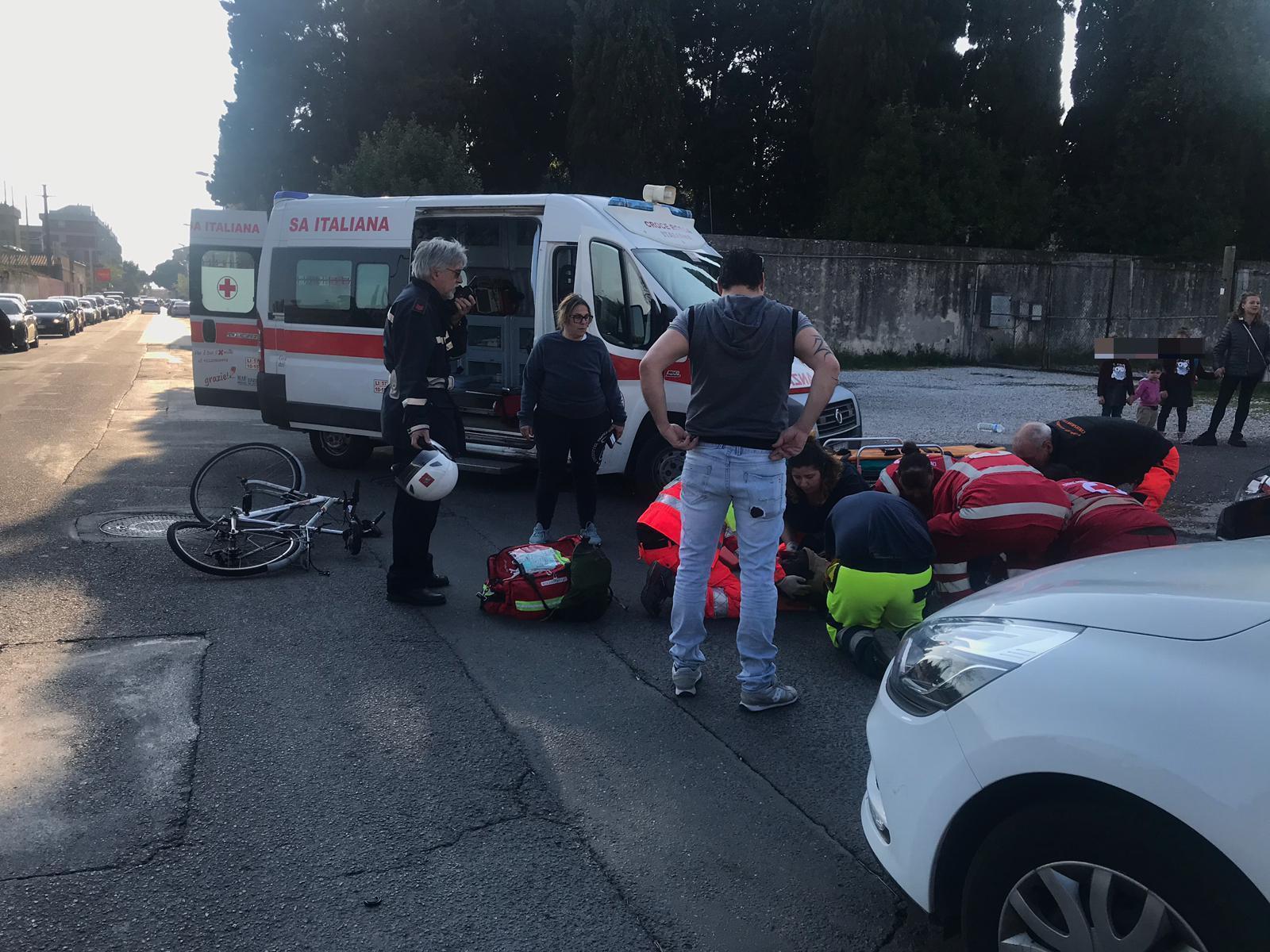 I soccorritori della Croce rossa sul posto insieme alla polizia municipale (foto Repetti/Pentafoto)