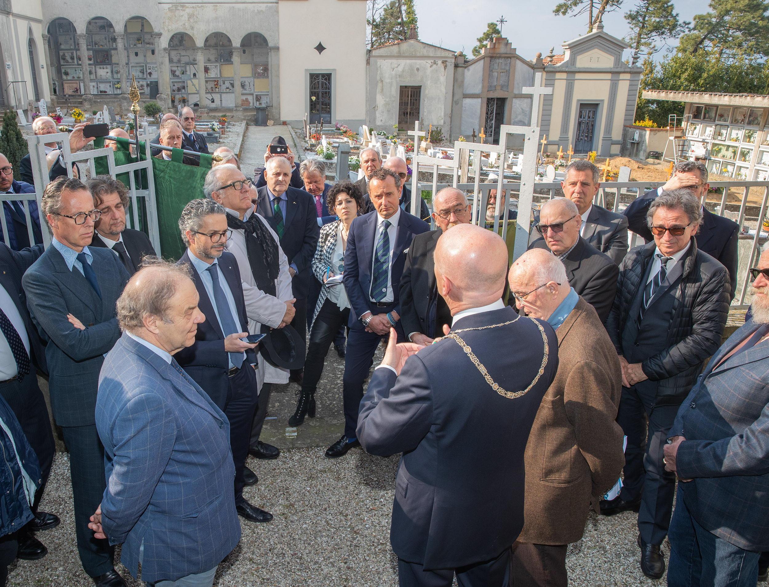 La cerimonia al cimitero di Lamporecchio