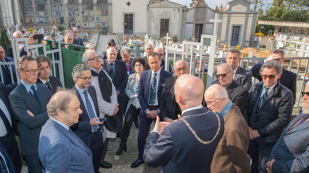 La cerimonia al cimitero di Lamporecchio