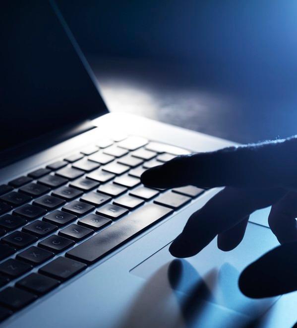 Una persona al lavoro con un computer portatile (foto d'archivio)
