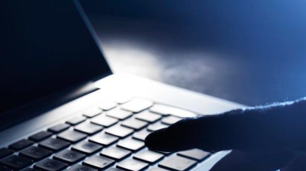 Una persona al lavoro con un computer portatile (foto d'archivio)