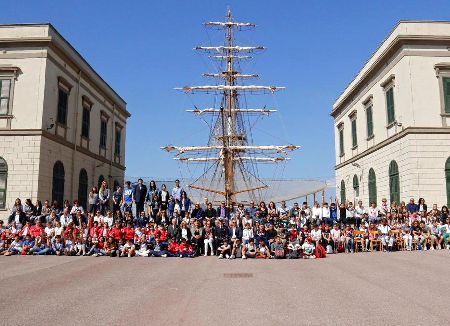 I lavori degli alunni I piccoli protagonisti del concorso “Il Mare e le Vele” lo scorso anno in Accademia (Pentafoto)