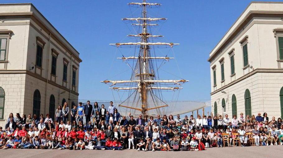 I lavori degli alunni I piccoli protagonisti del concorso “Il Mare e le Vele” lo scorso anno in Accademia (Pentafoto)