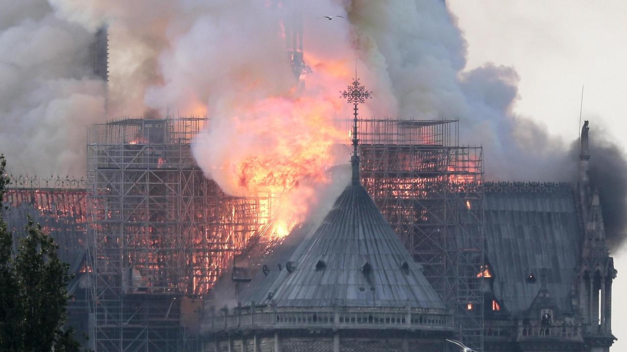 L'incendio della cattedrale di Notre Dame a Parigi