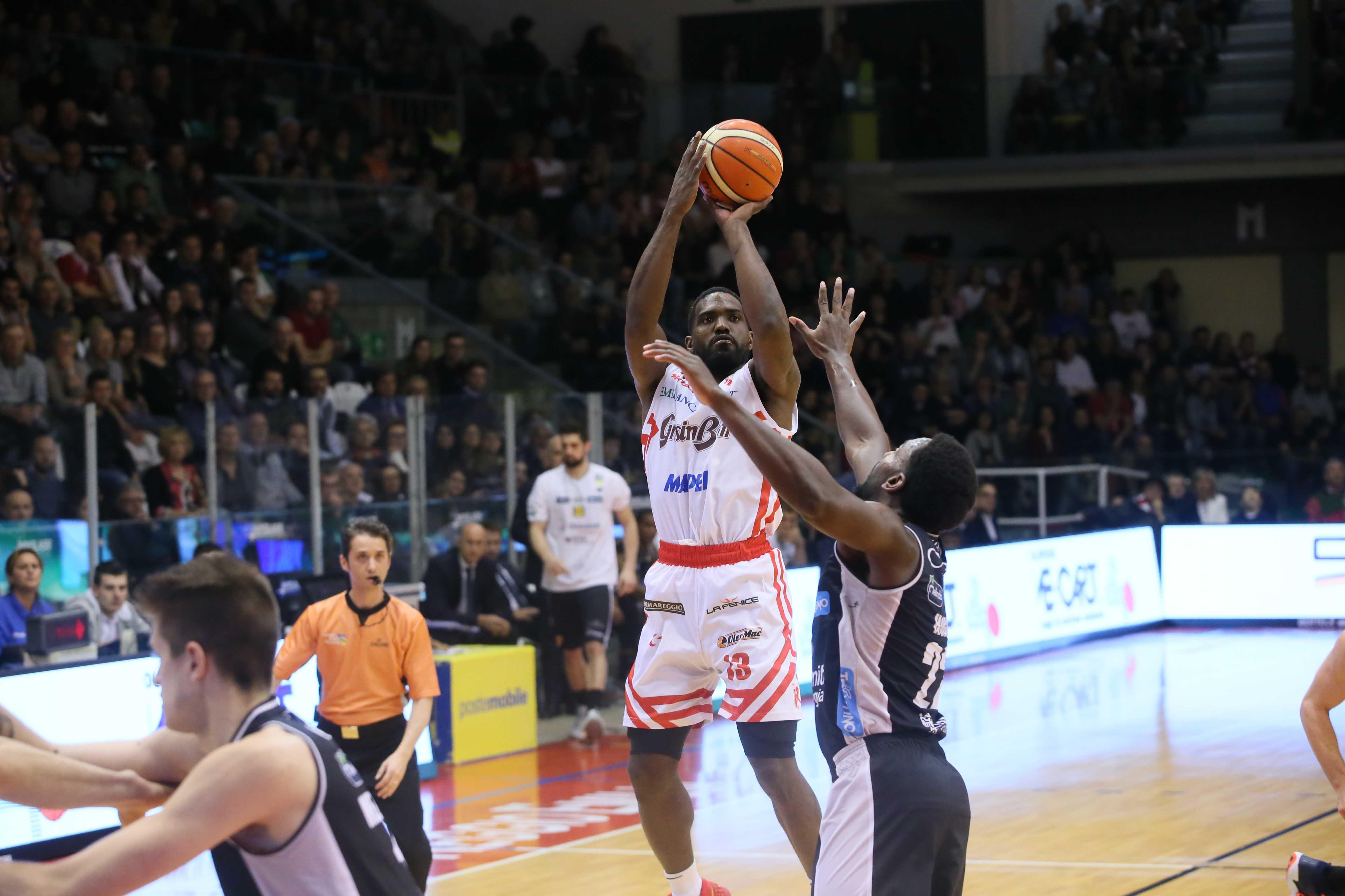 Darius Johnson-Odom al tiro al pala Bigi