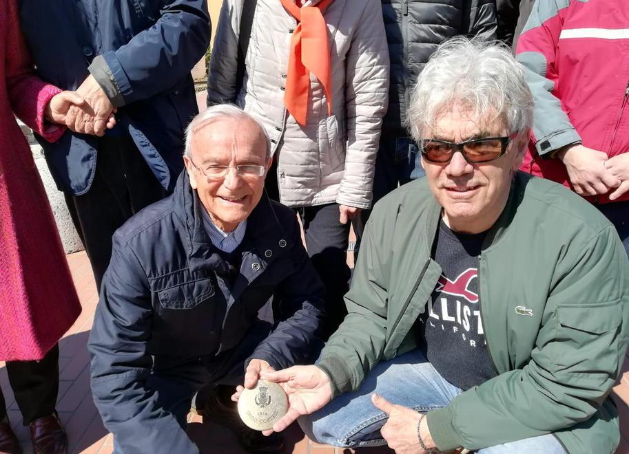 L’assessore Bruno Ialuna posiziona la borchia di Inigo Cortesi