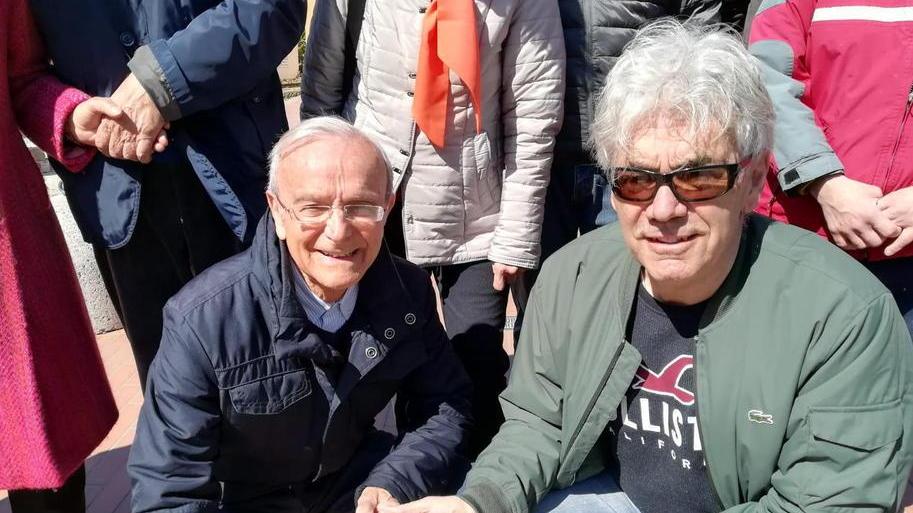L’assessore Bruno Ialuna posiziona la borchia di Inigo Cortesi