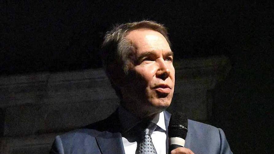 Ecco a voi Jeff Koons: la standing ovation degli studenti e della città