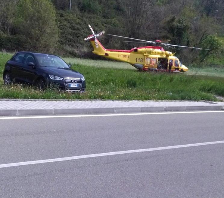 Carambola sulle strisce e l’auto investe una donna In due all’ospedale 