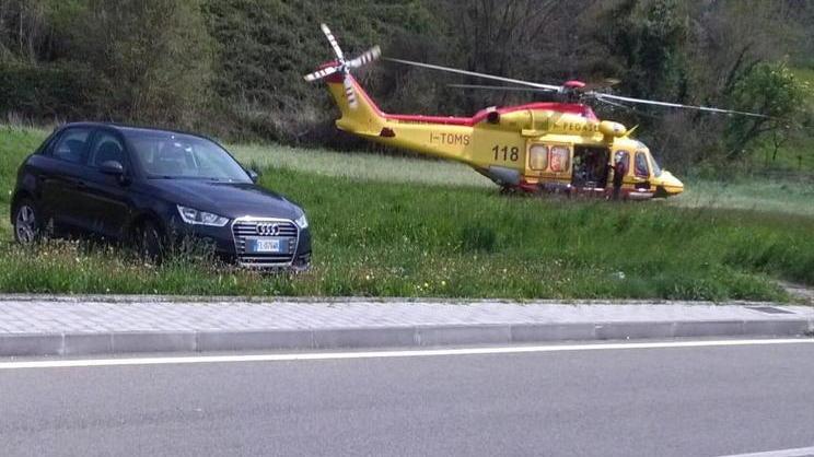 Carambola sulle strisce e l’auto investe una donna In due all’ospedale