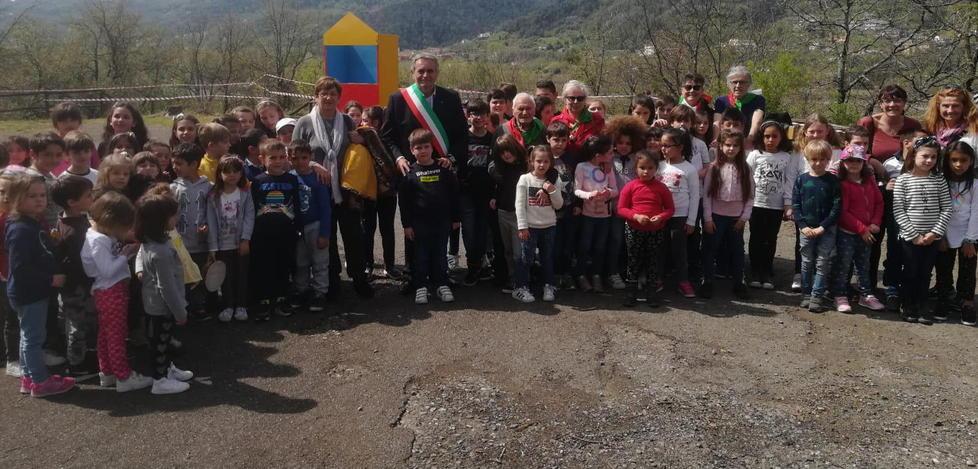 Bella Ciao e fiori: festa della Resistenza con gli studenti 