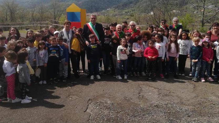 Bella Ciao e fiori: festa della Resistenza con gli studenti