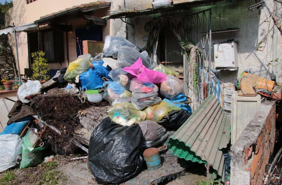 Cumuli di rifiuti tolti da una casa ma nessuno li porta via