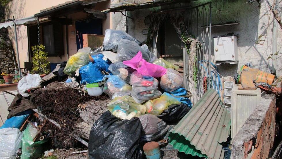Cumuli di rifiuti tolti da una casa ma nessuno li porta via