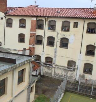 Botte agli agenti per avere il pallone Detenuto a processo 