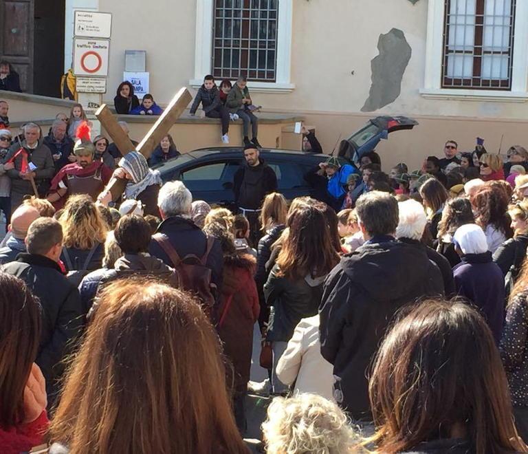 Grande partecipazione e tanta emozione alla Via Crucis insieme ai bambini 