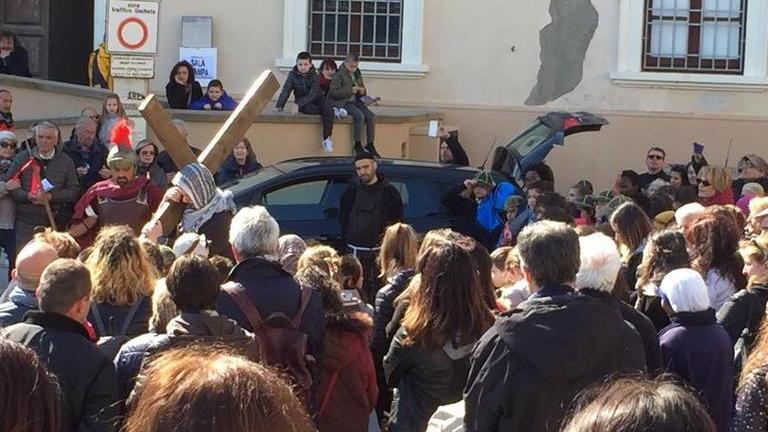 Grande partecipazione e tanta emozione alla Via Crucis insieme ai bambini