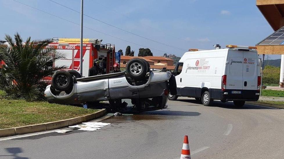 Incidente alla rotatoria Una jeep si ribalta tre giovani in ospedale