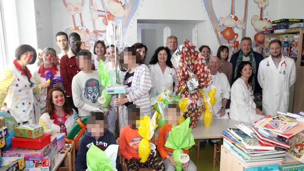 Uova di cioccolato e clown a Pediatria
