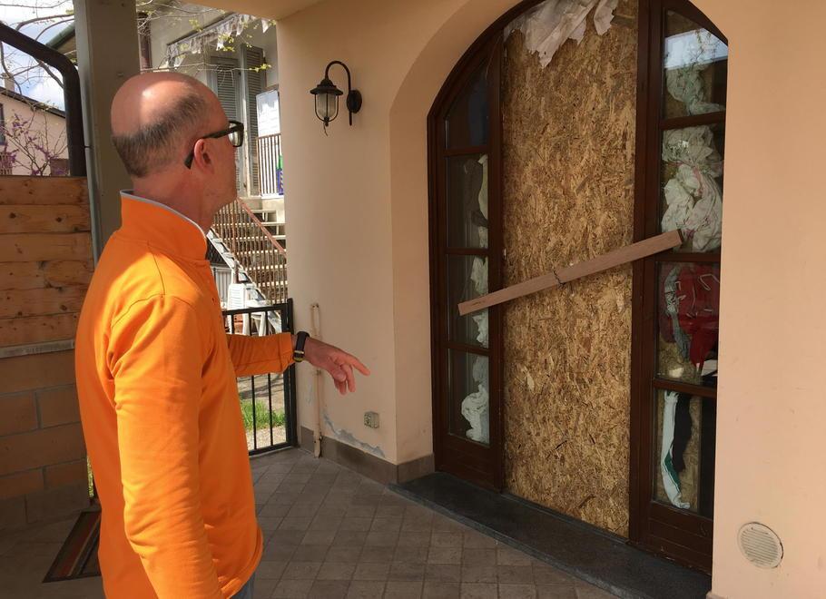 Escono di casa per un’ora e i ladri aprono la cassaforte 