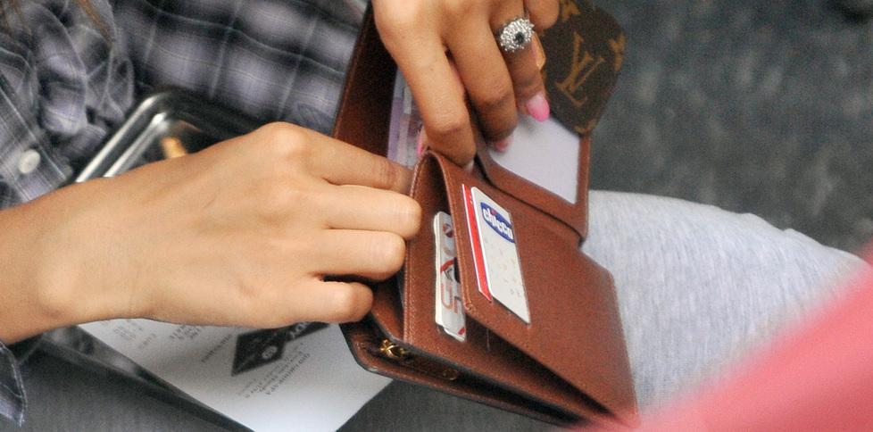 Ruba portafogli in ufficio pubblico: condanna di 6 mesi 
