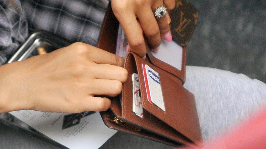 Ruba portafogli in ufficio pubblico: condanna di 6 mesi