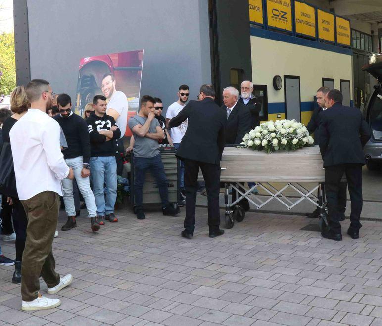 Lacrime e applausi per l’addio al giovane meccanico 