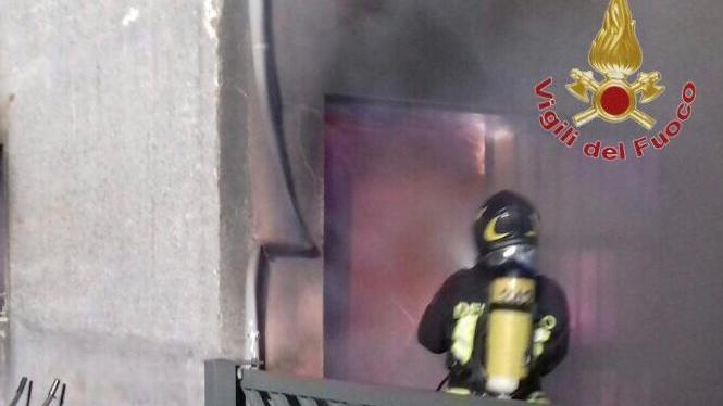 L'intervento dei vigili del fuoco in via Morandini