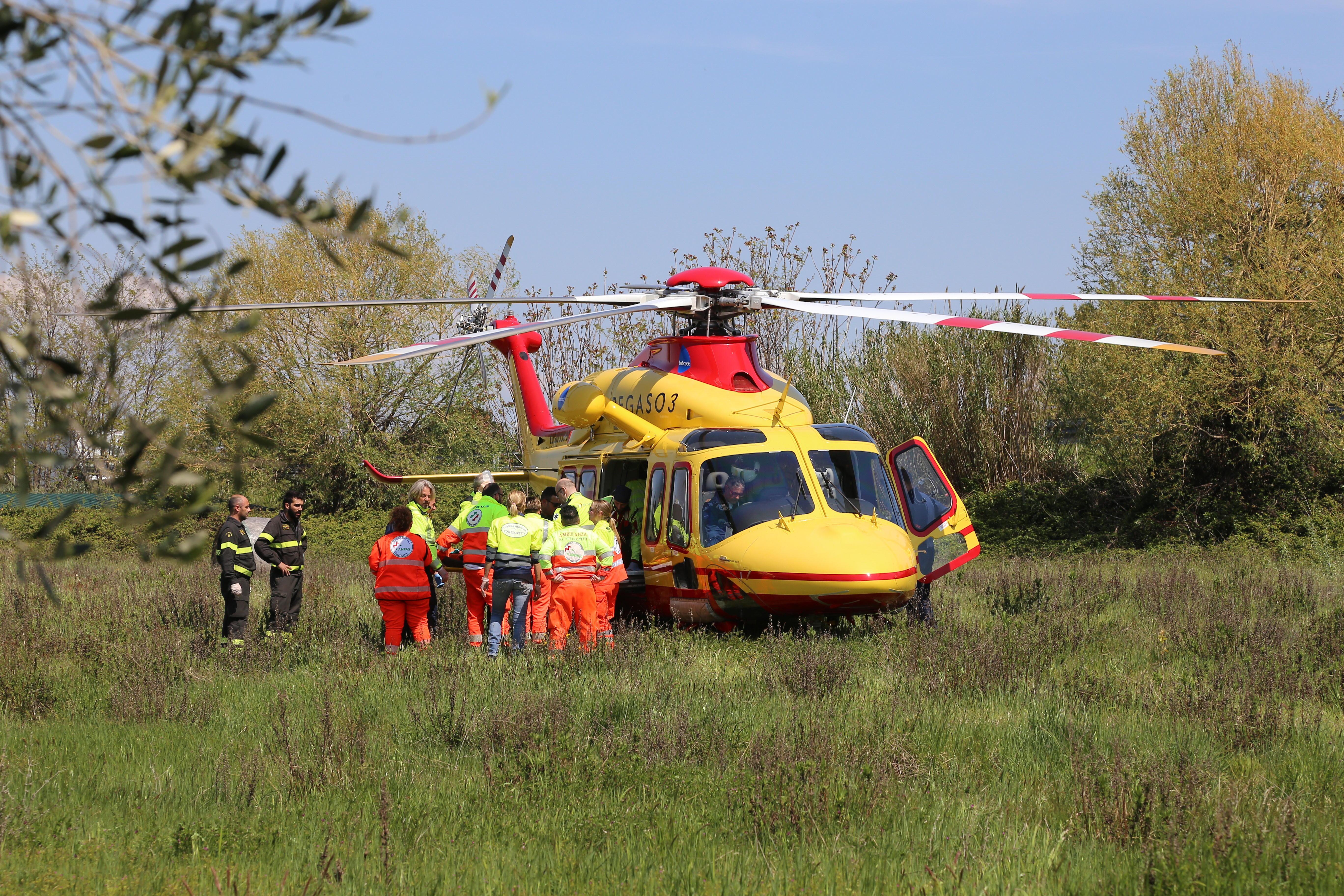 I soccorritori in azione (foto Riccardo Repetti/Pentafoto)