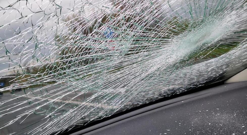 Gli vandalizzano l’auto dopo il match, quasi tremila euro di danni per l’arbitro 