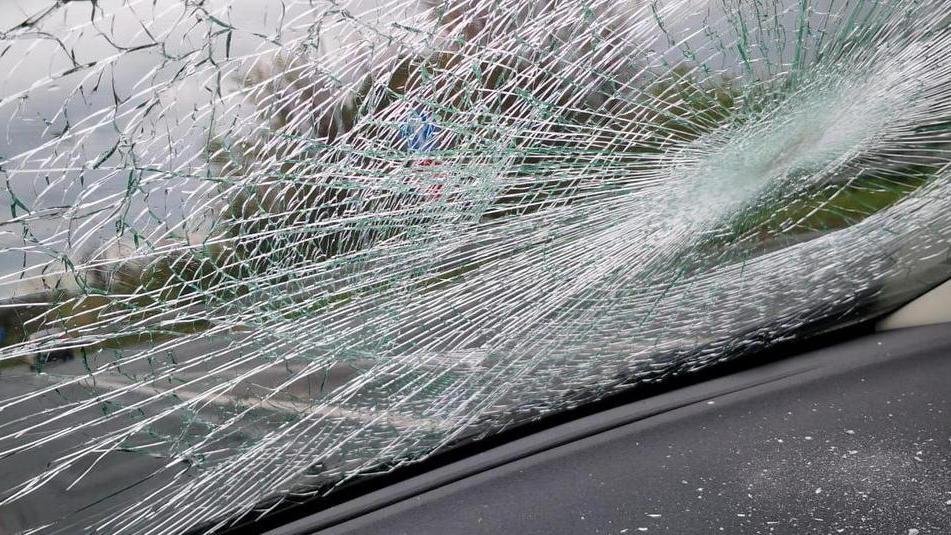 Gli vandalizzano l’auto dopo il match, quasi tremila euro di danni per l’arbitro