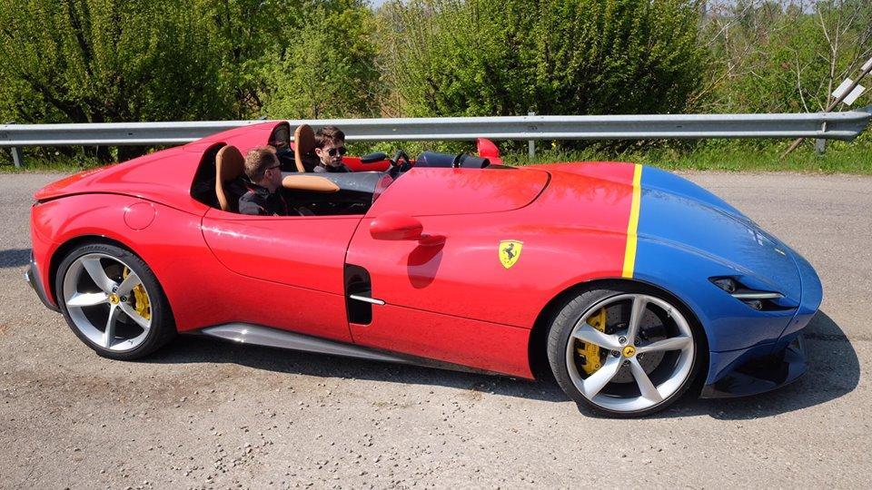 Castelvetro, Vettel e Leclerc a spasso con la nuova Ferrari Monza