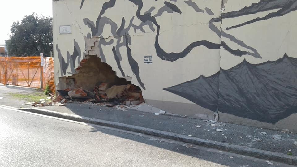 La voragine nel muro provocata dall'auto che è sbandata (foto Giancarlo Auzzi)