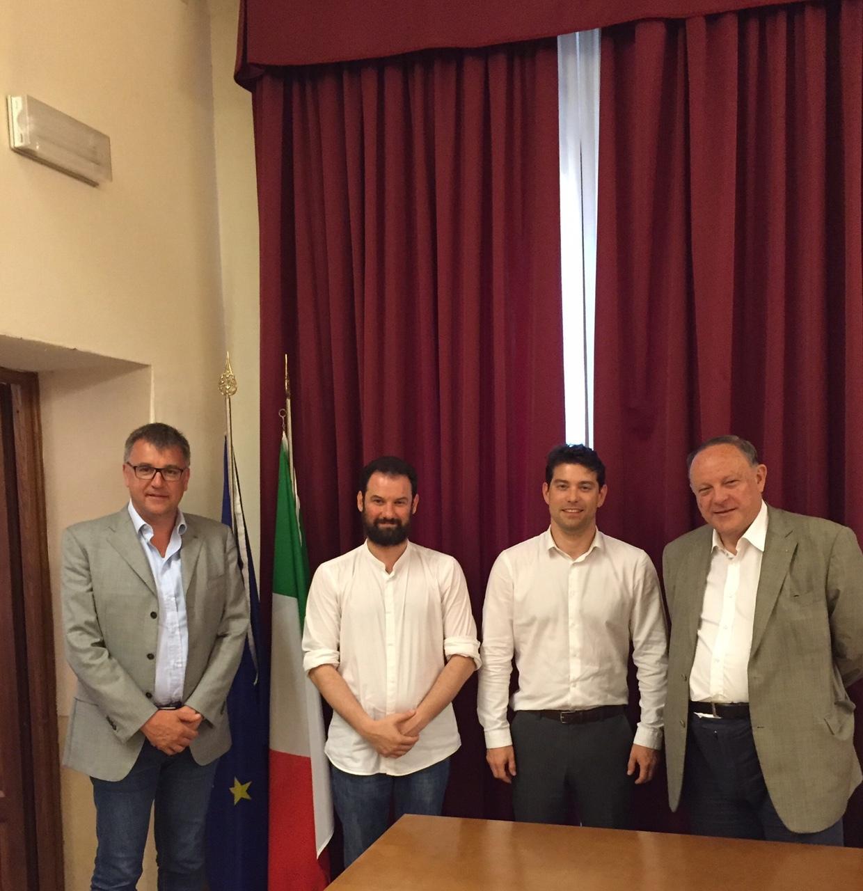 Nella foto: l'amministratore delegato di Kyotherm (accando al sindaco Falorni, sulla destra) e i tecnici del progetto.