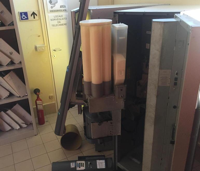 Le macchinette degli snack devastate