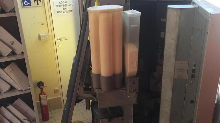 Le macchinette degli snack devastate